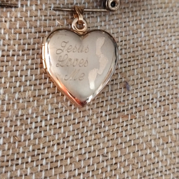 Jesus loves me Gold filled heart - Picture 1 of 10